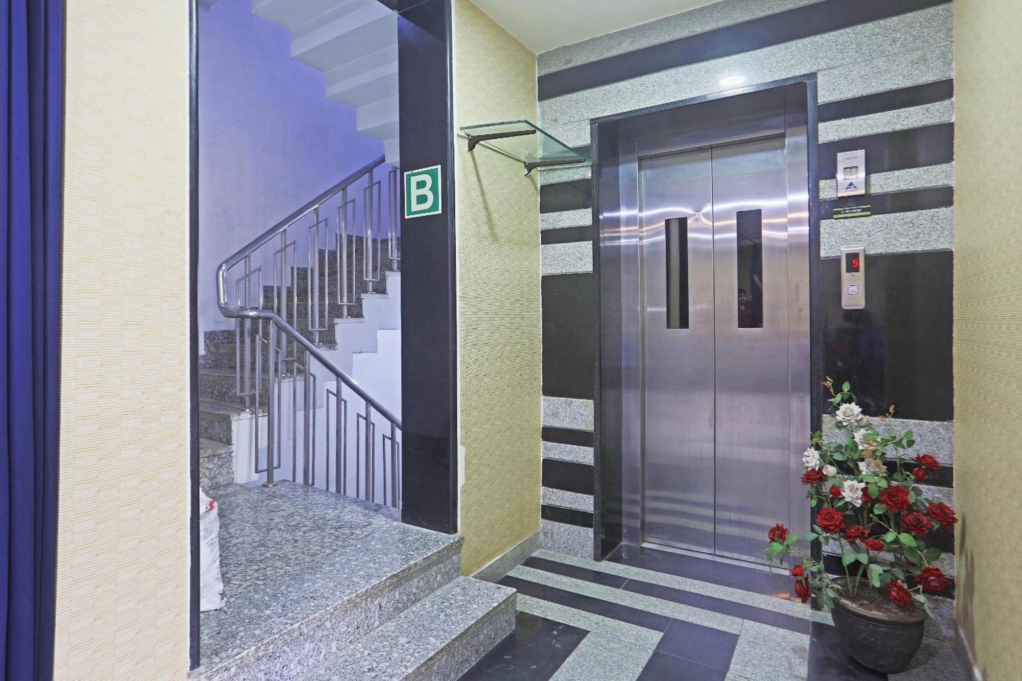 Hotel Aerostar Gold - Opposite Max Healthcare Deli Exterior foto