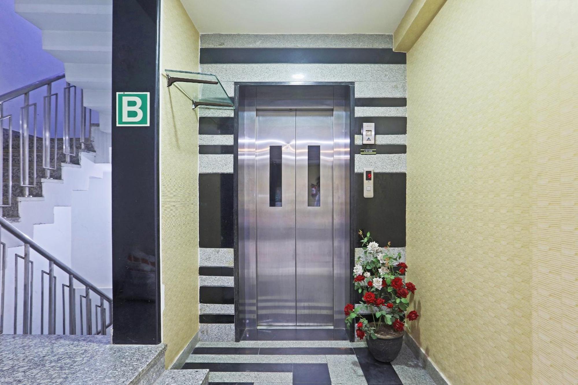Hotel Aerostar Gold - Opposite Max Healthcare Deli Exterior foto